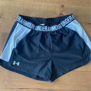 Black and white EUC under armour play up shorts with pockets.